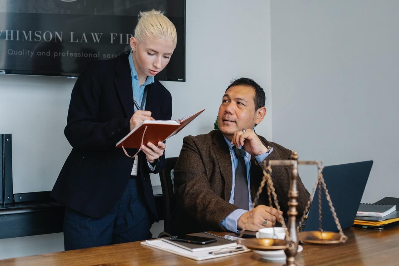Adwokat – kiedy warto skorzystać z usług?